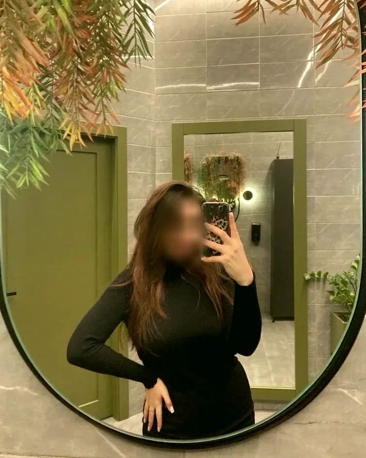 Isabelle, 23